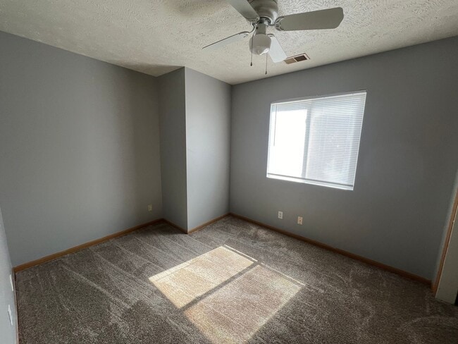 Building Photo - 105 W B St