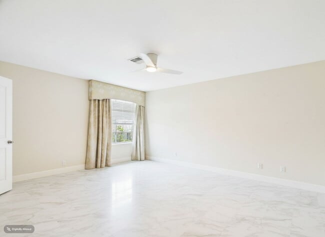 Building Photo - Luxury Awaits with Designer Details