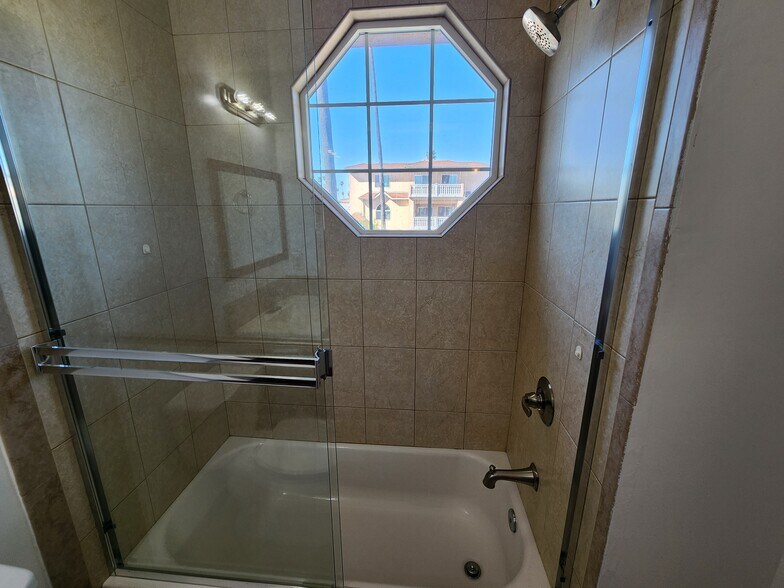 Building Photo - 1516 1/2 N Kingsley Dr