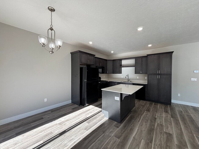 Building Photo - DARLING TWO BEDROOM TOWNHOME IN CEDAR CITY!