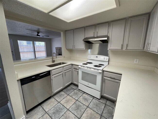 Building Photo - 1231 Armadillo Rd