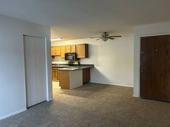 Building Photo - Woodridge 228 Unit 5