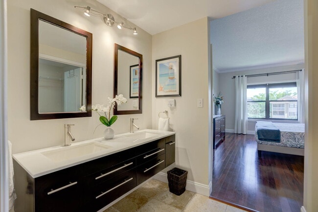 Building Photo - 500 Uno Lago Dr