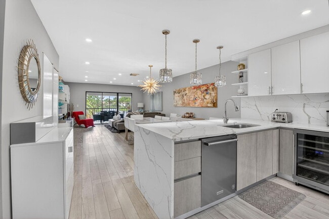 Building Photo - 9299 Vista Del Lago