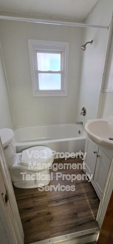 Building Photo - 8204 Vineyard Ave