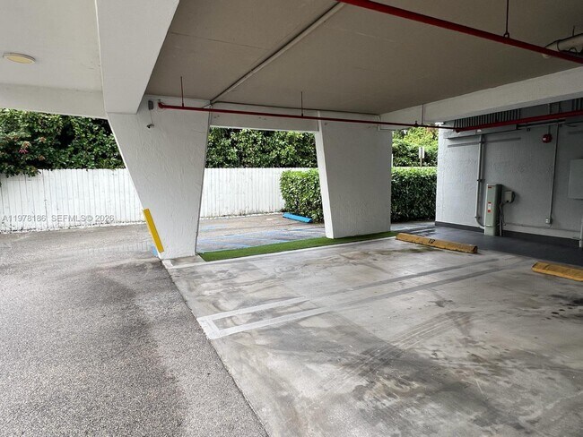 Building Photo - 1650 Brickell Ave