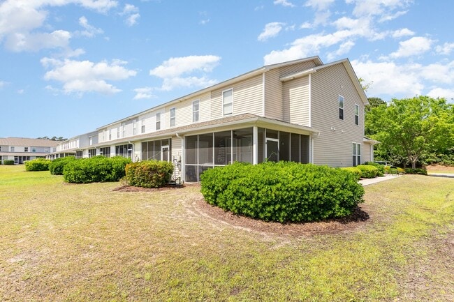 Building Photo - BEAUTIFUL - Lakefront Living – 3BR/3BA Tow...