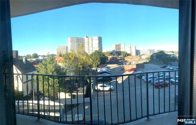 Building Photo - 1590 Anderson Ave