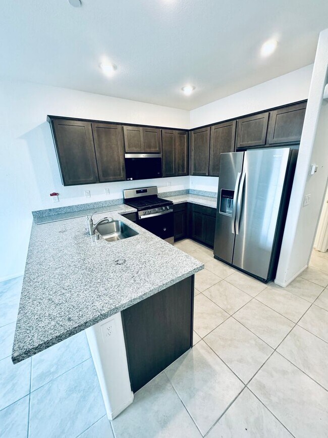 Building Photo - AMAZING, CORNER LOT, UPGRADED TOWNHOME IN "HENDERSON!!"  NEXT DOOR TO COMMUNITY DOG PARK!!