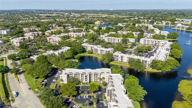 Building Photo - 9340 Lagoon Pl