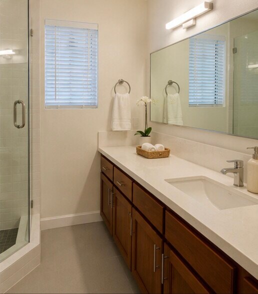 Building Photo - 10911 Bluffside Dr