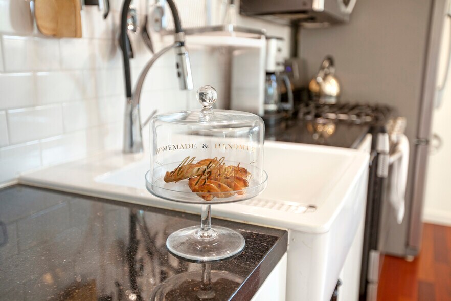 Building Photo - 313 S Rios Ave