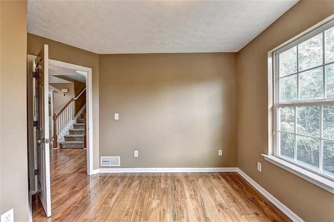 Building Photo - 670 Roxford Ln NE