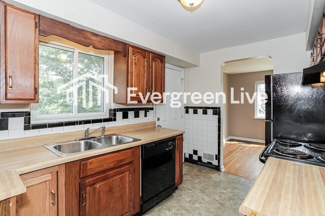 Building Photo - 2448 Banning Rd