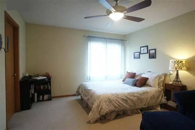 Building Photo - 2 bedroom, 2-1/2 bath end-unit condo west side Iowa City