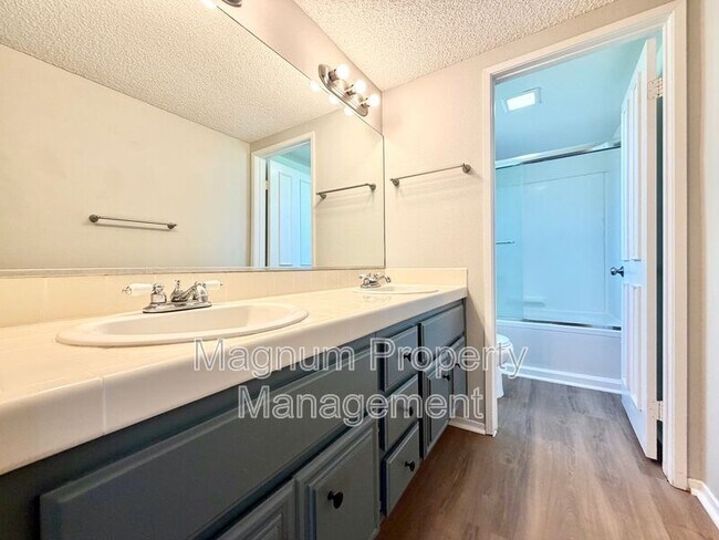 Building Photo - 45680 Clubhouse Dr