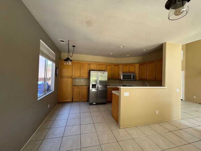 Building Photo - Rent a Beautiful Home Backing the Golf Cou...