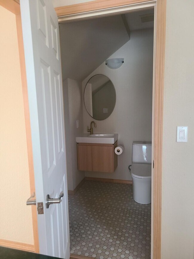Building Photo - Spacious In-Town Home Near the High School
