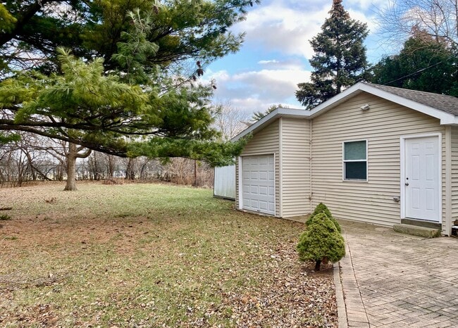Building Photo - Magnificent 4 Bed / 4.5 Bath Elmhurst Home...