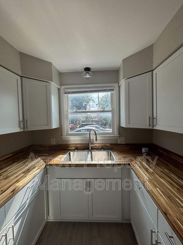 Building Photo - 704 N 26th St