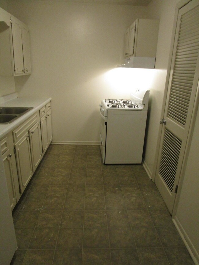 Building Photo - 6180 Circle Dr