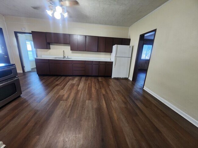Building Photo - Cute 3 Bedroom Home