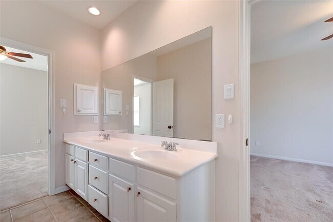 Building Photo - 34 N Longsford Cir