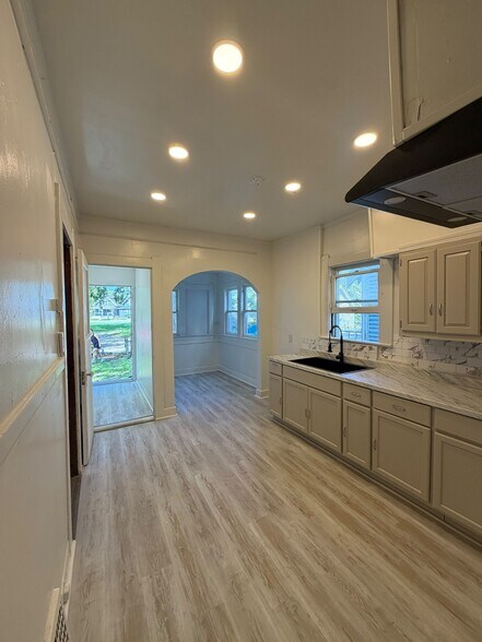 Building Photo - 3337 Parkwood Ave