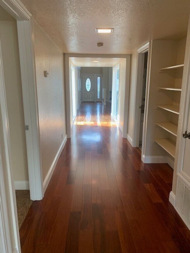 Building Photo - Great 3 Bedroom Townhouse!
