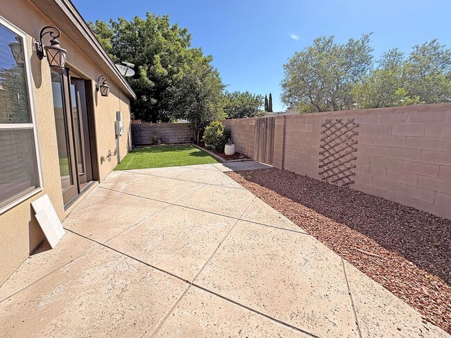 Building Photo - 1611 W Camino Del Arco