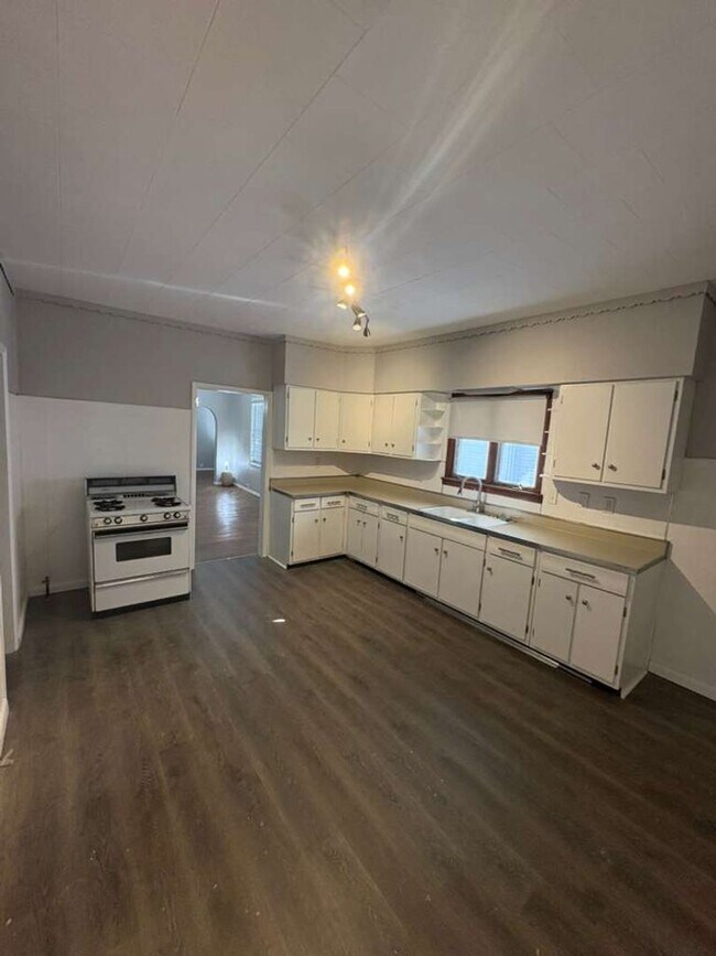 Building Photo - 3666 E 57th St