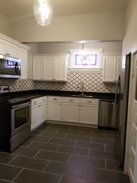 Building Photo - 900 E Park Ave