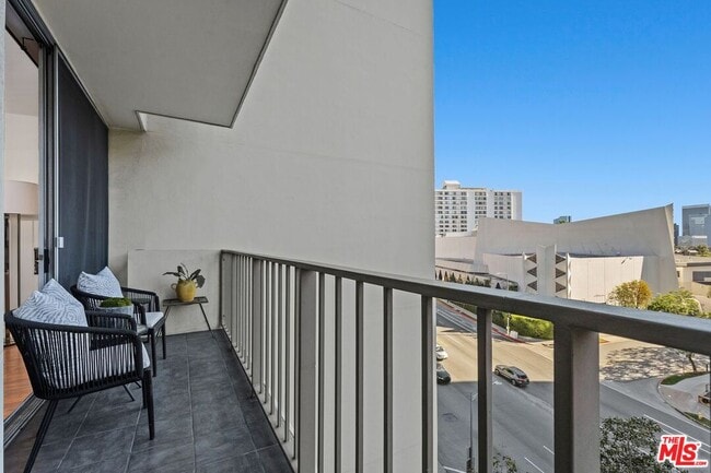 Building Photo - 10433 Wilshire Blvd