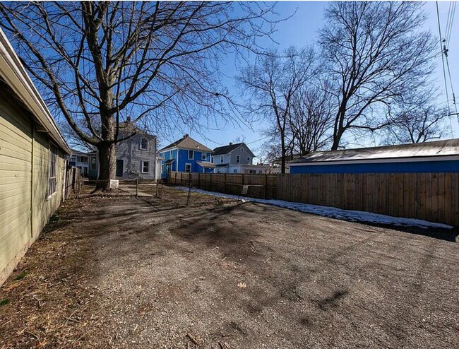 Building Photo - 305 Eaton Ave