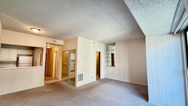 Building Photo - Comfortable Studio Living with Balcony, Parking & Storage at Daniel Burnham Court