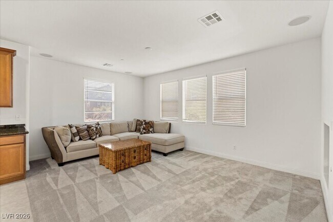 Building Photo - 2 Corte Belleza