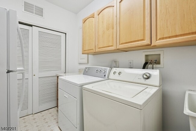 Building Photo - 806 Holly Ln