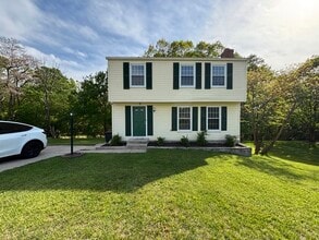 Building Photo - 3 bedrooms plus Den