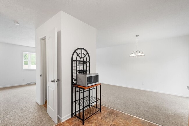 Building Photo - AVAILABLE OCT 1ST! 2-BEDROOM TOWNHOME IN N...