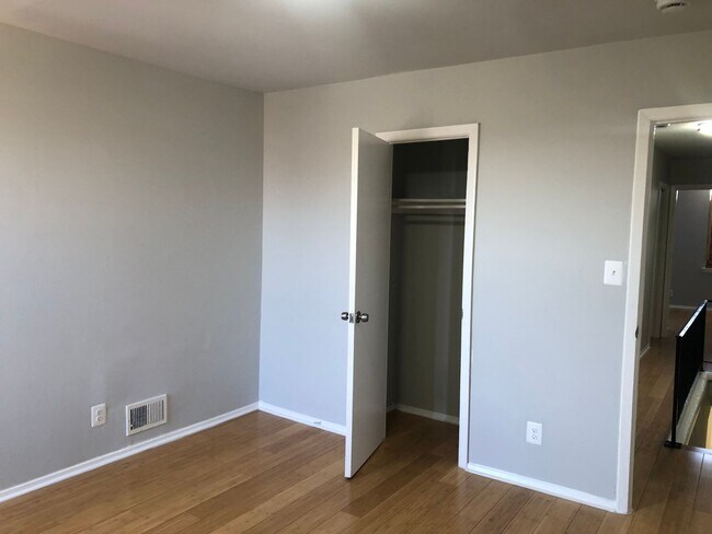 Building Photo - 2 bedroom 1 bathroom recently renovated in Baltimore city