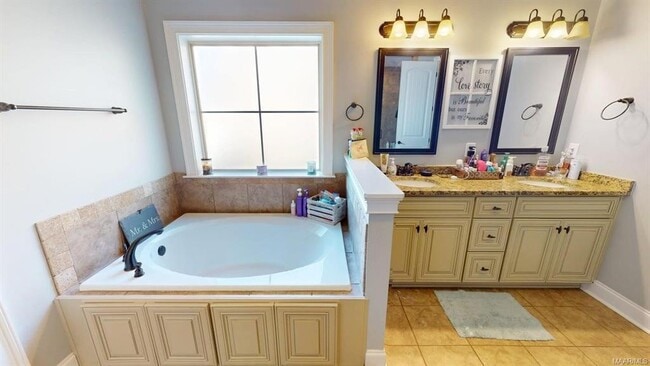 Building Photo - 440 Sydney Dr N