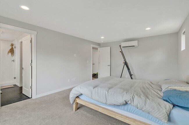 Building Photo - 3bed/2.5 Bath Modern Comfort Meets Elegant Design