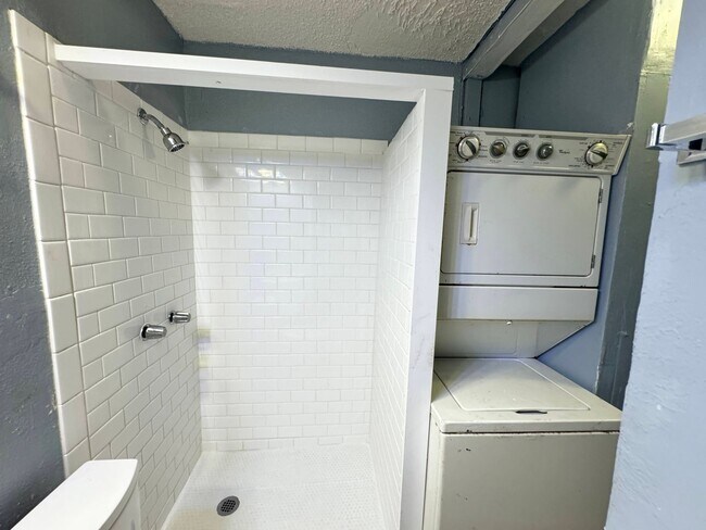 Building Photo - 1602-1604 N Park St