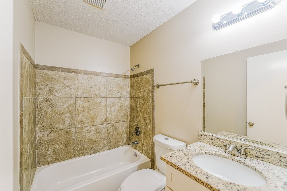 Building Photo - 1325 Turf Dr