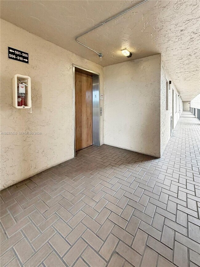 Building Photo - 3300 W Rolling Hills Cir