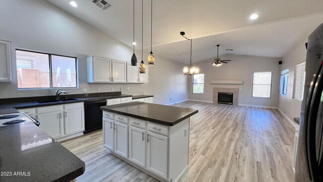 Building Photo - 495 N Bluejay Dr