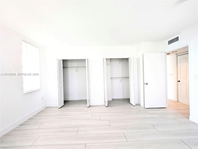 Building Photo - 7133 Bay Dr