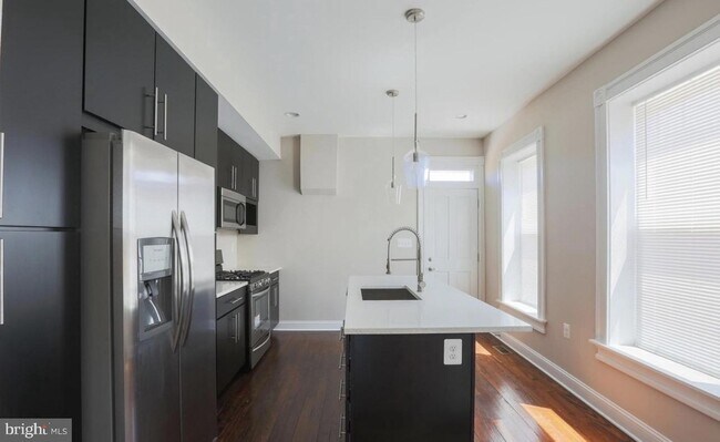 Building Photo - 901 N Montford Ave