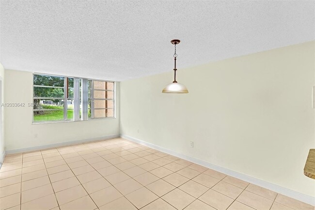 Building Photo - 9410 Tangerine Pl