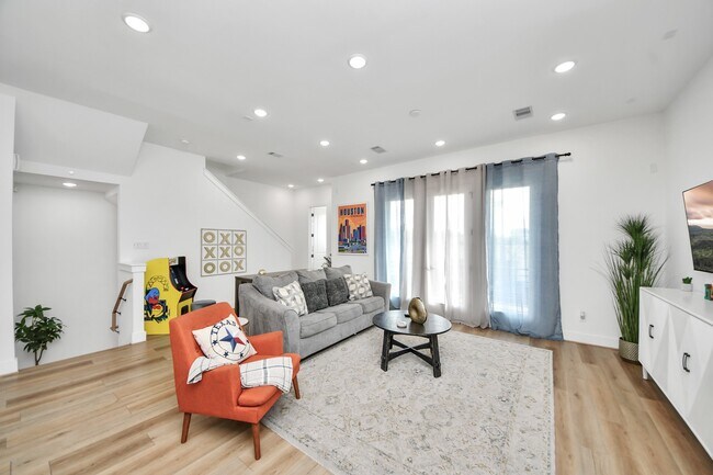 Building Photo - 3004 Holman St
